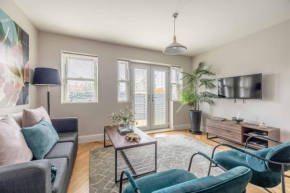 Modern 2 Bed Oasis - Private parking & Garden